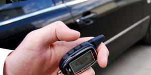 How is the Starline alarm model determined by the key fob?
